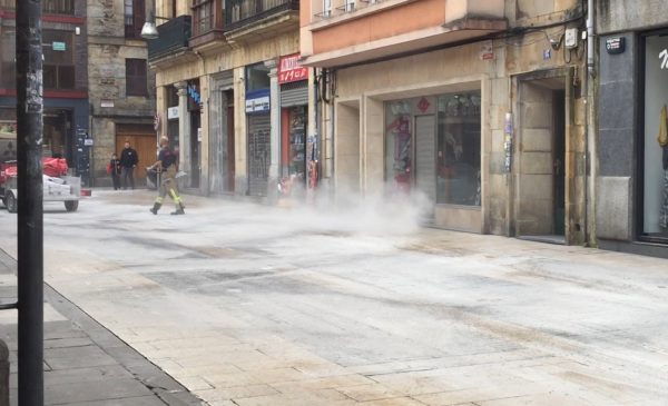 Los bomberos se afanaban por echar arena en las calles afectadas FOTO: dotb.eus
